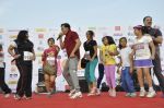 Akshay Kumar at DNA Women_s Half Marathon in Mumbai on 10th March 2013 (43).JPG